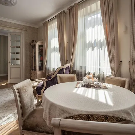 Boutique Classic In Center Apartment